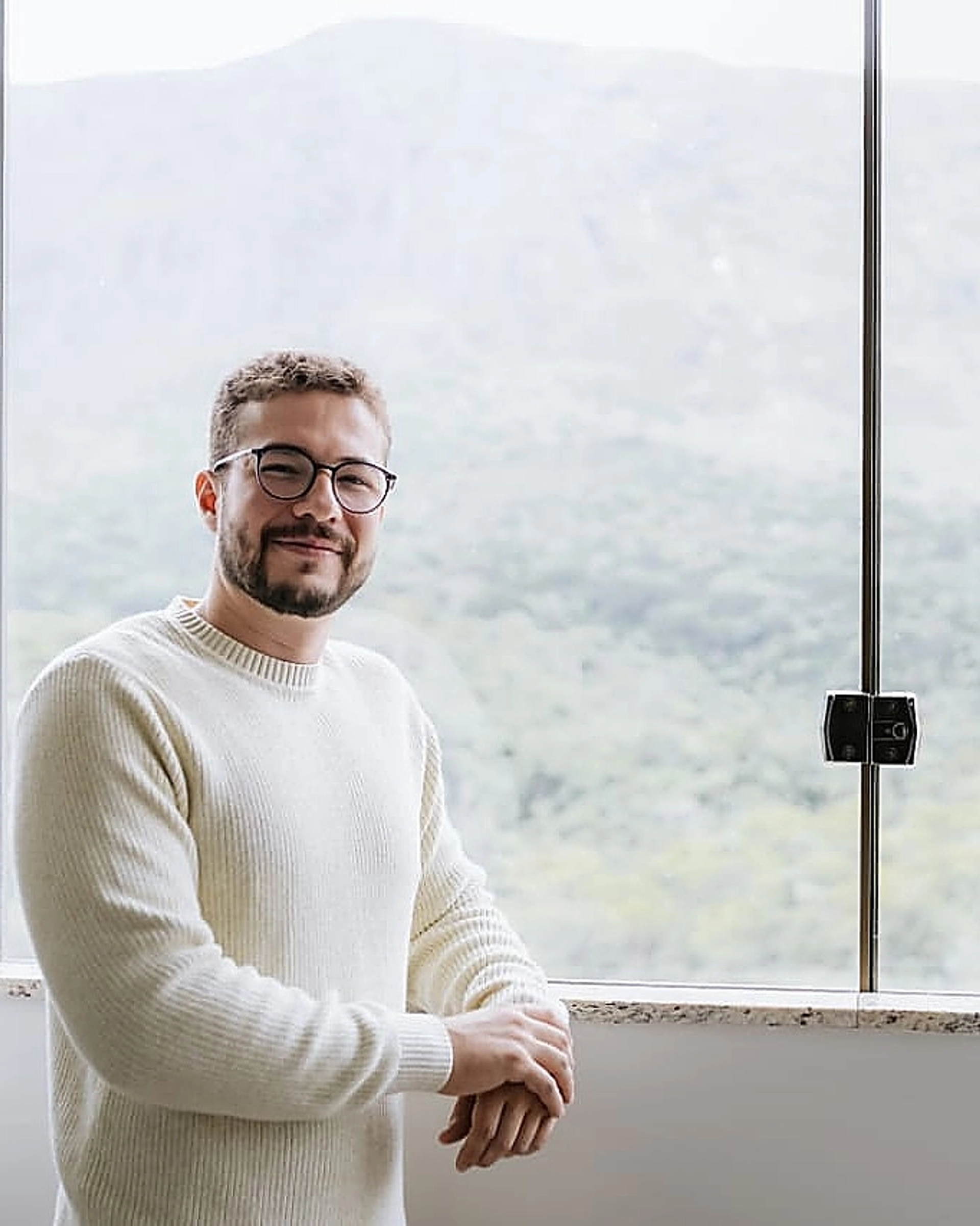 Dr. Augusto Eleutério próximo à janela do consultório.