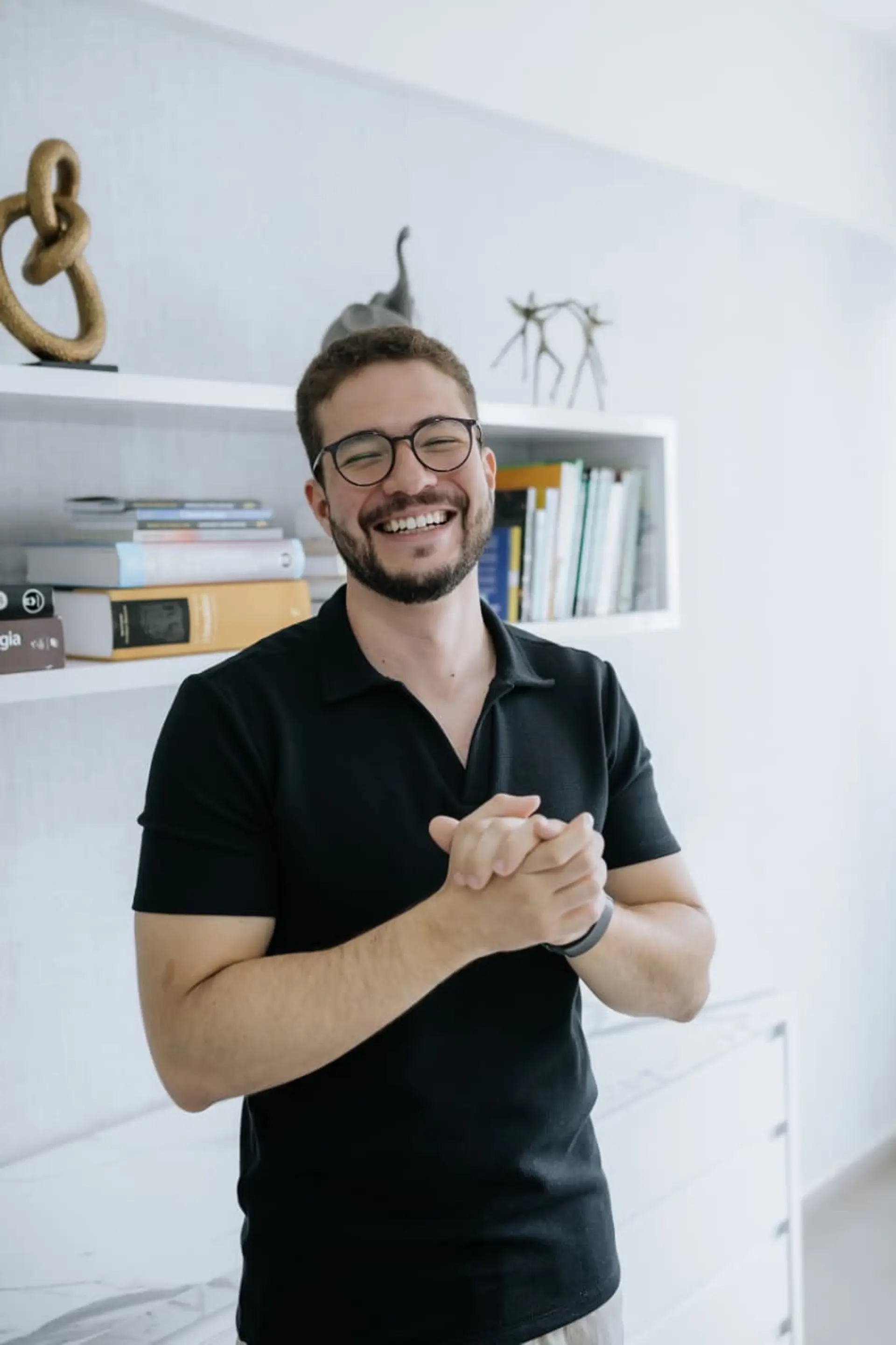 Dr. Augusto Eleutério sorrindo no consultório.